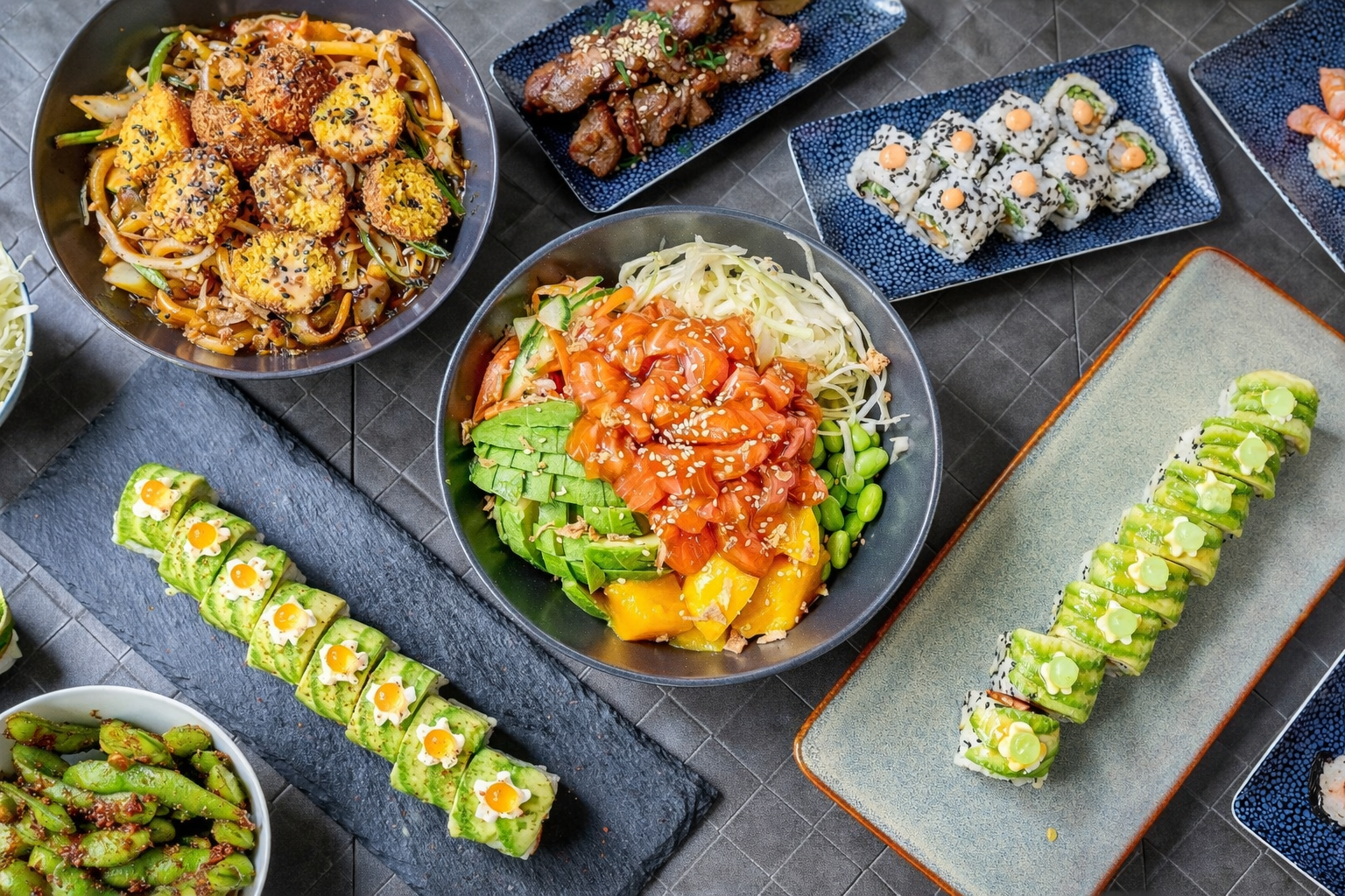 Assortiment de sushis, poke bowl et nouilles sautees Sushiedit